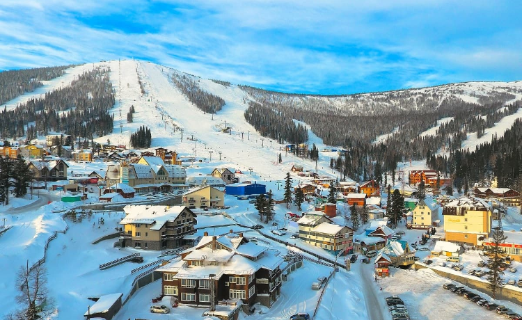 Курорт Шерегеш в Кузбассе первым в России открыл горнолыжный сезон