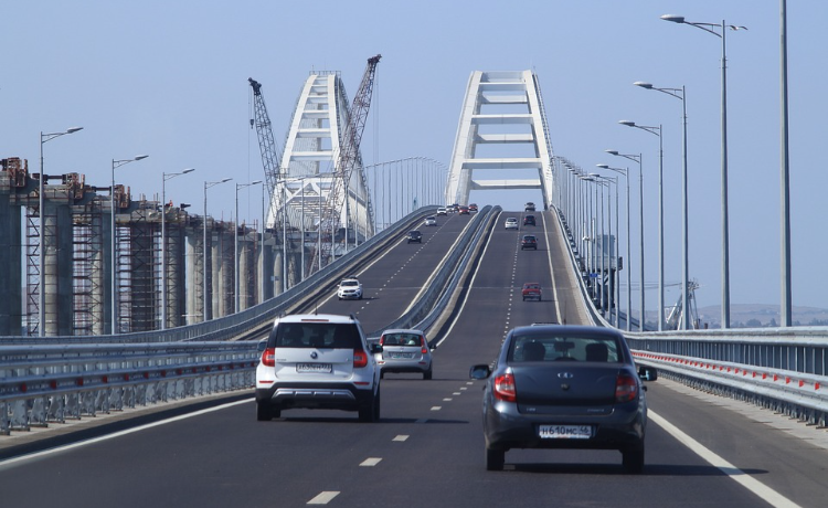 Уманский: Крымские власти увеличат пропускную способность на мосту к лету